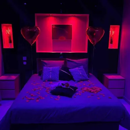 Amo - Private Jacuzzi - Sauna - Free Parking شقة *