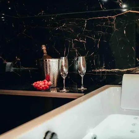 Amo - Private Jacuzzi - Sauna - Free Parking *